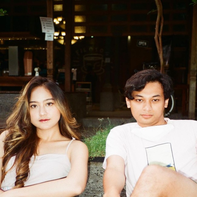 Hubungan antara Salshabila Adriani dan Yusuf Mahardika juga berawal dari cinta lokasi. Keduanya terlibat cinlok usai membintangi sebuah web series yang sama. Pada Desember 2020 Salshabila dan Yusuf pun memutuskan untuk berpacaran. Foto: Instagram/@salshabillaadr