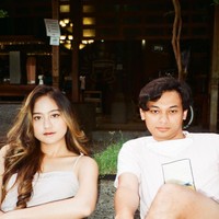 Hubungan antara Salshabila Adriani dan Yusuf Mahardika juga berawal dari cinta lokasi. Keduanya terlibat cinlok usai membintangi sebuah web series yang sama. Pada Desember 2020 Salshabila dan Yusuf pun memutuskan untuk berpacaran. Foto: Instagram/@salshabillaadr