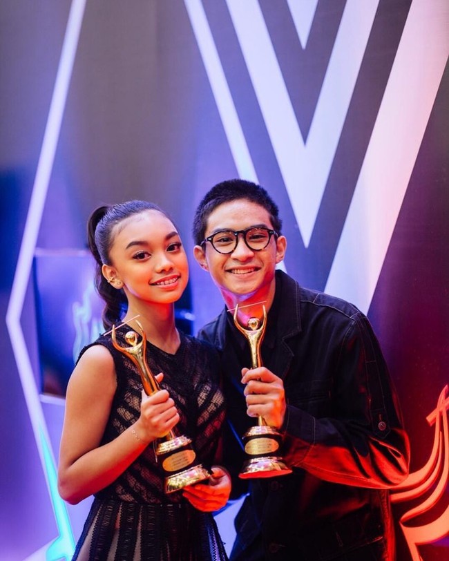 Naura dan Devano Danendra terlibat cinta lokasi usai keduanya membintangi film Doremi and You. Keduanya dikabarkan telah berpacaran sejak tahun 2019 dan kini hubungannya masih langgeng. Foto: Instagram/@devdanendra