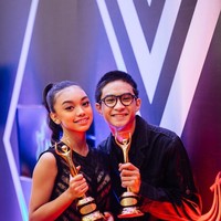 Naura dan Devano Danendra terlibat cinta lokasi usai keduanya membintangi film Doremi and You. Keduanya dikabarkan telah berpacaran sejak tahun 2019 dan kini hubungannya masih langgeng. Foto: Instagram/@devdanendra