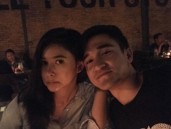 Adinda Azani dan Adhitya Alkatiri juga terlibat cinta lokasi usai keduanya membintangi sinetron yang sama. Berawal dari sinetron Ganteng-ganteng Serigala, hubungan Adinda dan Adhitya kini telah berjalan selama 5 tahun. Foto: Instagram/@dindazani