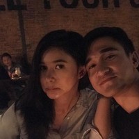 Adinda Azani dan Adhitya Alkatiri juga terlibat cinta lokasi usai keduanya membintangi sinetron yang sama. Berawal dari sinetron Ganteng-ganteng Serigala, hubungan Adinda dan Adhitya kini telah berjalan selama 5 tahun. Foto: Instagram/@dindazani