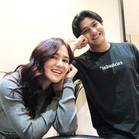 Berawal dari sering membintangi sinetron FTV yang sama, Masayu Clara dan Qausar Harta akhirnya terlibat cinta lokasi. Keduanya kemudian memutuskan untuk berpacaran di tahun 2018 dan langgeng hingga saat ini. Foto: Instagram/@masayuclara