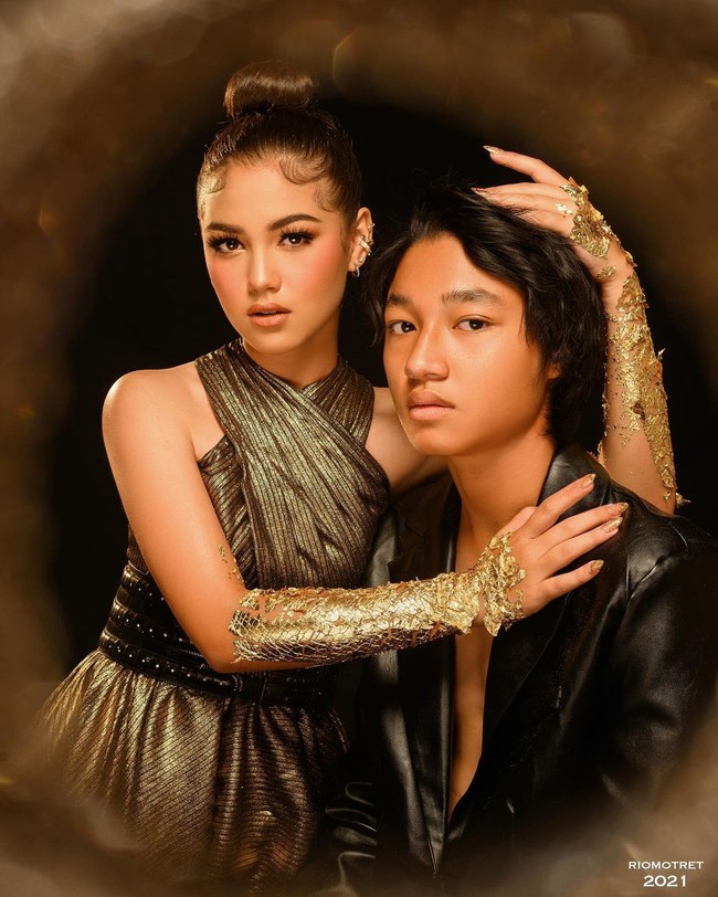 Kiesha Alvaro dan Saskia Chadwick juga mengawali hubungan mereka dari cinta lokasi ketika sama-sama membintangi sinetron Dari Jendela SMP. Keduanya kemudian memutuskan untuk berpacaran dan langgeng hingga kini. Foto: Instagram/@kiesha.alvaro