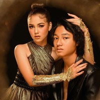 Kiesha Alvaro dan Saskia Chadwick juga mengawali hubungan mereka dari cinta lokasi ketika sama-sama membintangi sinetron Dari Jendela SMP. Keduanya kemudian memutuskan untuk berpacaran dan langgeng hingga kini. Foto: Instagram/@kiesha.alvaro