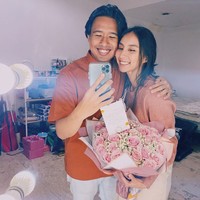 Hubungan antara Joshua Suherman dan Clairine Clay berawal dari cinta lokasi di film Generasi Micin. Tak disangka hubungan keduanya tetap langgeng hingga saat ini. Pada 3 Maret 2021, Joshua bahkan telah melamar Clairine Clay. Kini keduanya sedang merencanakan pernikahan. Foto: Instagram/@jojosuherman