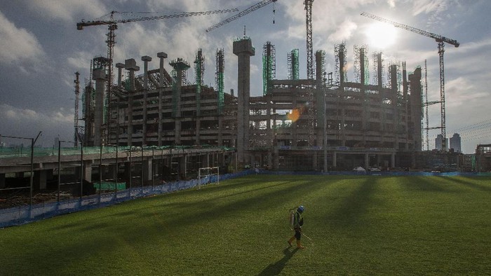 Sejumlah pekerja menyelesaikan pembangunan Jakarta International Stadium (JIS) di Papanggo, Tanjung Priok, Jakarta Utara, Selasa (9/3/2021). Saat ini kemajuan pembangunan stadion yang diproyeksikan berkapasitas 82.000 penonton itu mencapai 49,94 persen (data terakhir PT Jakarta Propertindo per 9 Maret 2021). ANTARA FOTO/Aditya Pradana Putra/foc.
