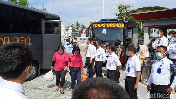 Pemindahan 88 warga binaan Lembaga Permasyarakatan (Lapas) Perempuan Kelas II A Yogyakarta ke Lapas Perempuan Kelas IIB Wonosari, Gunungkidul, Rabu (10/3/2021).