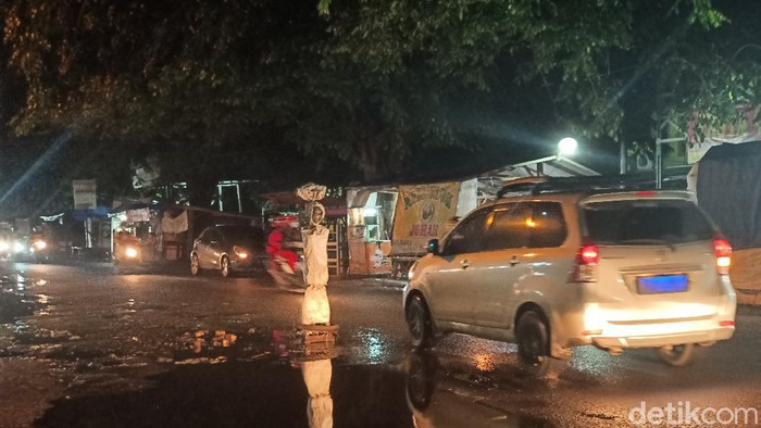 Penampakan pocong di tengah jalan berlubang Karawang