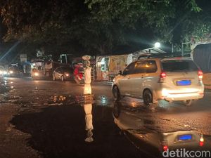 Ngagetin! Sosok Pocong Berdiri di Tengah Jalan Berlubang Karawang