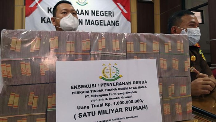 Kejari Kabupaten Magelang menerima pembayaran denda dari kasus pencemaran limbah B3. Uang denda pencemaran limbah itu senilai Rp 1 miliar. Ini penampakannya.