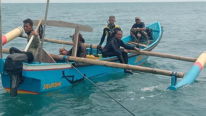 Petugas melakukan pencarian nelayan hilang di Pangandaran.