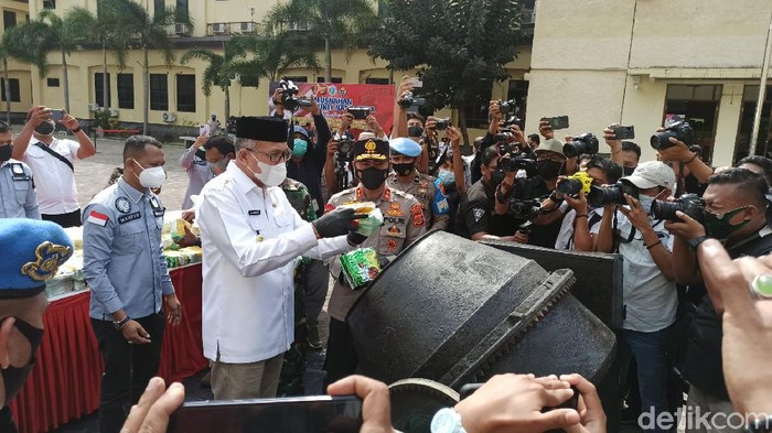 Polda Aceh musnahkan barang bukti sabu seberat 404,9 kilogram yang disita dalam dua bulan terakhir (Agus Setyadi/detikcom)