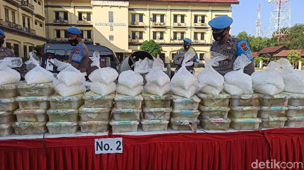 Polda Aceh musnahkan barang bukti sabu seberat 404,9 kilogram yang disita dalam dua bulan terakhir (Agus Setyadi/detikcom)