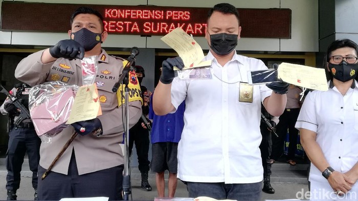 Polisi menunjukkan barang bukti kasus prostiusi anak di Solo
