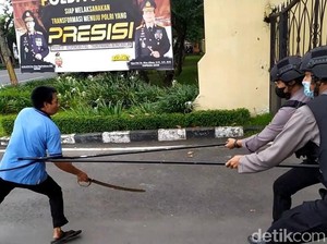 Pria Berpedang Serang Polres Mojokerto Saat Vaksinasi, Ternyata Simulasi
