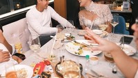  Terakhir ini keseruan Aprilia dan Agnez di sela-sela acara makan malam mereka.  Foto: Instagram