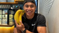 Buah pisang jadi salah satu makanan favoritnya untuk menjaga tubuhnya tetap fit dan segar. Foto: Instagram