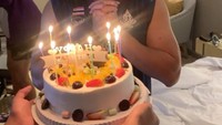 Rayakan ulang tahun, Aprilia mendapatkan kejutan spesial berupa cake dengan hiasan buah dan banyak lilin di atasnya. Foto: Instagram