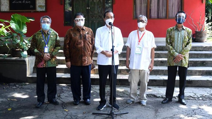 Potret Jokowi-Airlangga Tinjau Vaksinasi di DIY & Jateng Pemerintah terus menggencarkan pelaksanaan program vaksinasi COVID-19 ke berbagai daerah. Presiden Joko Widodo bersama Menko Perekonomian sekaligus Ketua KPCPEN Airlangga Hartarto bahkan turun tangan langsung memantau vaksinasi tersebut.