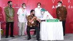 Potret Jokowi-Airlangga Tinjau Vaksinasi di DIY & Jateng