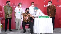 Setelah meninjau langsung vaksinasi di Bantul, DI Yogyakarta, pada siang harinya, Presiden dan rombongan bertolak ke Pangkalan Udara Utama TNI AD Ahmad Yani, Semarang, Jawa Tengah.