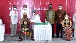 Potret Jokowi-Airlangga Tinjau Vaksinasi di DIY & Jateng