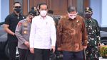 Potret Jokowi-Airlangga Tinjau Vaksinasi di DIY & Jateng