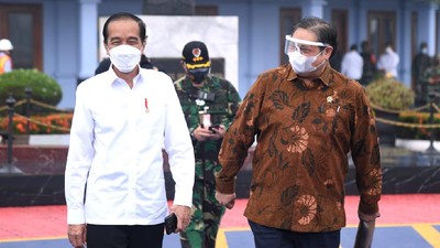 Potret Jokowi-Airlangga Tinjau Vaksinasi di DIY & Jateng