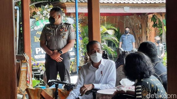 Presiden Jokowi melayat ibunda Sekjen PDIP Hasto Kristiyanto yang meninggal di Sleman, Rabu (10/3/2021)