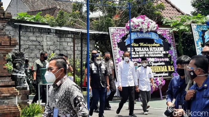 Presiden Jokowi melayat ibunda Sekjen PDIP Hasto Kristiyanto yang meninggal di Sleman, Rabu (10/3/2021)