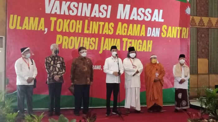 Presiden Jokowi pantau vaksinasi tokoh lintas agama di Masjid Agung Jawa Tengah (MAJT), Semarang, Rabu (10/3/2021).