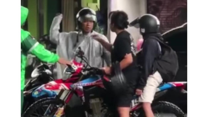 Seorang pria di Malang terekam mengemplang gadis hanya karena cipratan air hujan. Videonya kini viral di media sosial.