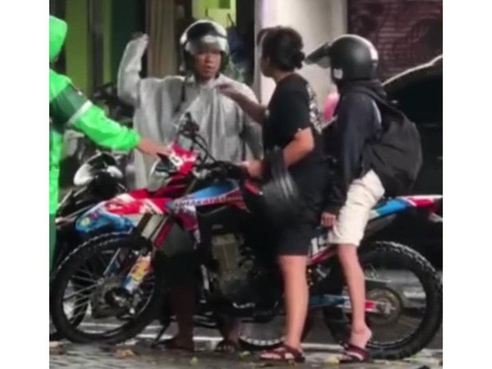 Seorang pria di Malang terekam mengemplang gadis hanya karena cipratan air hujan. Videonya kini viral di media sosial.