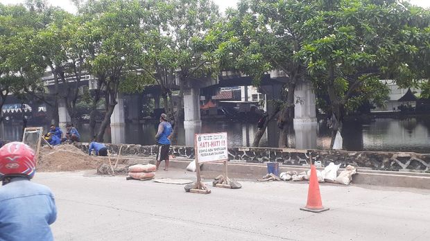 Progres kolam olakan di Jl Re Martadinata untuk mengatasi banjir. Telah diletakan pompa air untuk atasi banjir.
