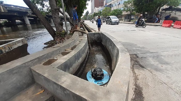 Progres kolam olakan di Jl Re Martadinata untuk mengatasi banjir. Telah diletakan pompa air untuk atasi banjir.