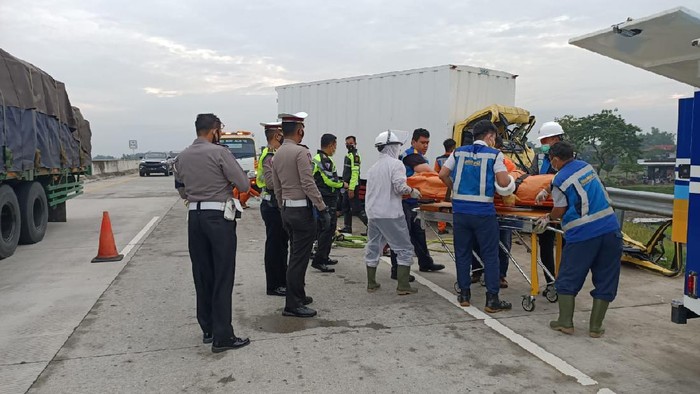 Proses evakuasi korban laka di Tol Solo-Sragen,10/3/2021