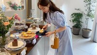 Saat ke kafe dengan gaya Instagramable, tentu saja Ye Jin selalu memerhatikan pakaian yang ia kenakan. Seperti momennya di sebuah kafe bertema afternoon tea ini, Ye Jin terlihat sedang memilih kue. Foto: Instagram @yjiinp