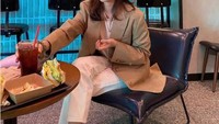 Di salah satu kafe dengan dinding blok berwarna biru muda ini, Ye Jin tampak menikmati burger dan segelas cola yang ia pesan. Foto: Instagram @yjiinp