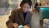 Tak hanya makanan berat, Ye Jin juga suka makan es krim. Lihat nih posenya saat menikmati es krim choco-mint dan matcha. Foto: Instagram @yjiinp
