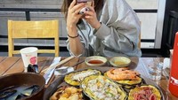 Sepertinya Pyo Ye Jin memang hobi makan. Karena, porsi makanan yang ia pesan selalu banyak. Seperti saat ia menikmati paket seafood berikut ini. Foto: Instagram @yjiinp