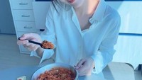 Ye Jin juga terlihat suka memasak sendiri di rumahnya. Ia pun membuat nasi goreng kimchi untuk menu sarapannya. Foto: Instagram @yjiinp