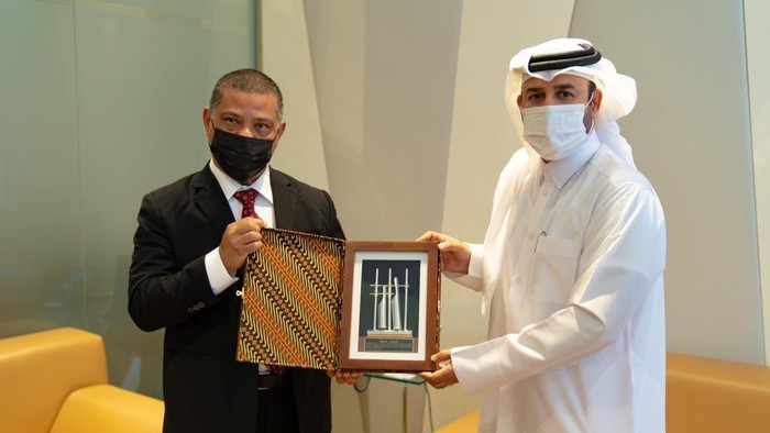 Dubes Ridwan Hassan (kiri) bertemu dengan GM Katara, Prof. Dr. Khalid bin Ibrahim al Sulaiti (kanan) sumber: kbri doha.