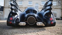 Ya, replika batmobile ini ini menggunakan basis dari Ford Mustang 1965. Sementara mesinnya menggunakan mesin Chevrolet 5,7 liter V8 yang mampu menghasilkan tenaga sebesar 385 hp. Foto: Bonham