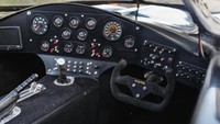 Mobil ini dilengkapi dengan transmisi manual, ditambah dasbor yang dikemas dengan lebih banyak tombol daripada pesawat ringan rata-rata. Foto: Bonham