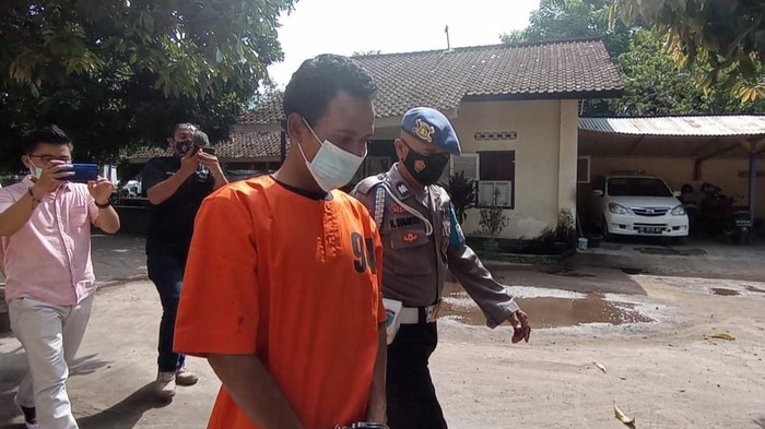Residivis ditangkap kembali oleh polisi terkait kasus pencurian. Aksi pelaku terekam CCTV dalam kondisi setengah telanjang saat mencuri di sebuah rumah (dok Polsek Kediri)