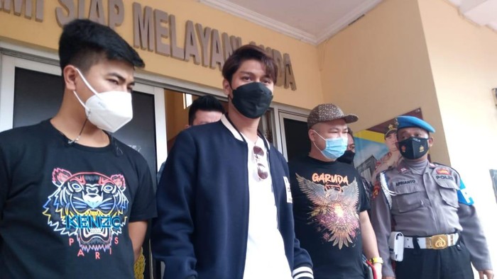 Rizky Billar penuhi undangan klarifikasi polisi soal kerumunan.