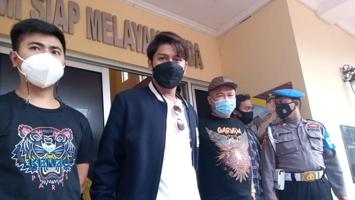 Rizky Billar penuhi undangan klarifikasi polisi soal kerumunan.