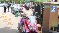 Karena memang kendaraan aku punyanya motor, biar cepat saja. Karena kalau pake Grab Car, satu dari Parung ke sini berapa duit ongkosnya. Sekarang gue kan calon janda benar-benar memperhitungkan keuangan, ujar Rohimah. (Foto: Noel/detikcom)