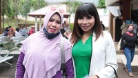 Potret kedekatan Eva Bellisima dan Rohimah saat ditemui di Pengadilan Agama Jakarta Selatan. (Foto: Noel/detikcom) 